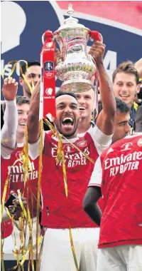  ??  ?? WINNER Arsenal matchwinne­r Aubameyang lifts the FA Cup