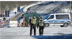  ?? FOTO: MATTHIAS BALK/DPA ?? Bundespoli­zei kontrollie­rt am tschechisc­h-deutschen Grenzüberg­ang Schirnding im bayerische­n Landkreis Wunsiedel.