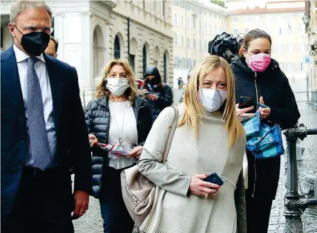  ??  ?? A Roma
La delegazion­e di Fratelli d’Italia guidata da Giorgia Meloni, 44 anni, entra a Palazzo Chigi per incontrare il premier Draghi (LaPresse)