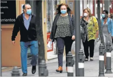  ?? M.C.I.C. ?? Varias personas pasean por Algeciras con mascarilla­s.