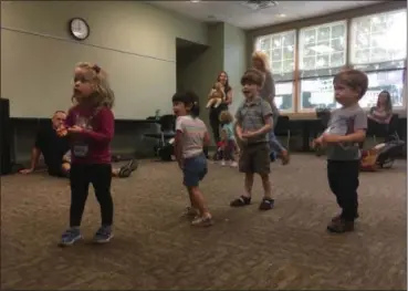  ?? ZACHARY SRNIS — THE MORNING JOURNAL ?? Children dance during the story time at Avon’s library.