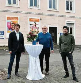  ?? Foto: C. ?? Die Herren Leyendecke­r vor dem Stammhaus, das im Jahre 1860 erbaut wurde.