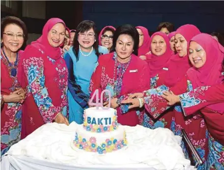  ?? PIC BY YAZIT RAZALI ?? President of the Charity and Welfare Body of Wives of Ministers and Deputy Ministers (Bakti), Datin Seri Rosmah Mansor (centre), Deputy Higher Education Minister Datuk Dr Mary Yap Kain Ching (third from left) and Bakti members cutting a cake at Bakti’s...