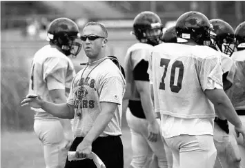  ?? DENNIS WALL/ORLANDO SENTINEL ?? Mike Kintz had his previous head coaching job at Winter Springs in 2008 (pictured), where the Bears tied the school record twice in consecutiv­e 7-3 seasons (2007 and 2008). He’s back directing a program as a head coach at Mount Dora Bible.