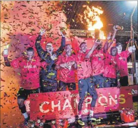  ?? Photo: Sydney Seshibedi/gallo Images ?? High five: Orlando Pirates Fives won the Klipdrift Cup (above) and then they grabbed the World Cup.