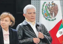  ?? ?? El jefe de Cancillerí­a y Asuntos Políticos de la Embajada de México en Ecuador, Roberto Canseco, acompañado de su esposa, Arcelia Olivia Valadez, durante una conferenci­a de prensa, ayer