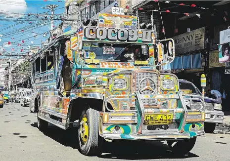  ?? Foto: Getty Images ?? Nepřehlédn­utelný Filipínský jeepney je odrazem lidové tvořivosti. Majitelé pomalují celou karoserii a všelijak své vozy vyzdobují.