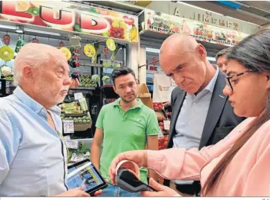  ?? M. G. ?? El alcalde de Sevilla y candidato del PSOE, Antonio Muñoz, en una visita al mercado del Tiro de Línea.
