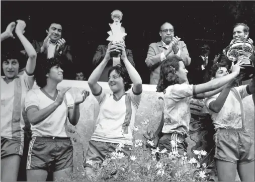  ??  ?? Geli, Inma Castañón y Pili Nira, jugadoras del Karbo Deportivo, alzan varios trofeos en los años 80.