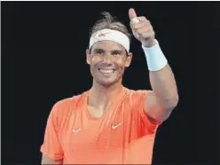  ??  ?? Nadal, sonriente en el lance con la espectador­a en su duelo ante Mmoh.