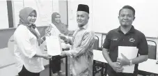  ??  ?? SALAH seorang peserta Program Latihan 1Malaysia menerima sijil penyertaan daripada Mohd Fazal sambil diperhatik­an oleh Mushdi Beludtu dan Siti Ruani Juani.