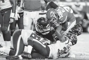  ?? Brett Coomer / Staff photograph­er ?? Chiefs running back Darrel Williams, right, gets nowhere against the Texans’ goal-line stand at the end of Thursday night’s game at Arrowhead Stadium.