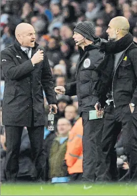  ?? FOTO: GYI ?? Sean Dyche recrimina a Pep Guardiola El City sacó rápido la falta en el gol del 1-1