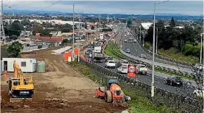  ?? NIGEL MOFFIET ?? New southbound lanes between Hill Rd, Takanini and the Pahurehure Inlet are now open to traffic.