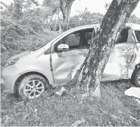  ??  ?? REMUK: Keadaan kereta MPV yang merempuh mangsa remuk teruk.