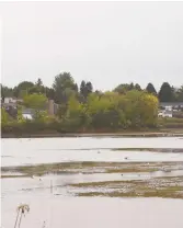  ??  ?? Le lac Jones a été vidé pour diminuer le risque d’inondation. - Archives