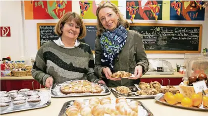  ?? NGZ-FOTO: ATI ?? Das macht Appetit. Daniela Hufnagel und Maria Zemlicka gehören zu denjenigen, die sich seit zehn Jahren in der Caféteria engagieren.