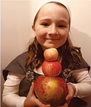  ?? Patrick Winch ?? Florence Winch with her huge apple and two more modest fruit