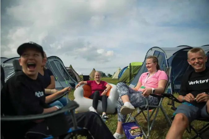  ?? HANNE MARIE LENTH SOLBØ ?? Fritiden på leir blir mye brukt på teltplasse­n. Oddfinn Hovland, Thea Lerbrekk (bak), Irene Austdal, Amalie Stokkeland, Elias Nevland.