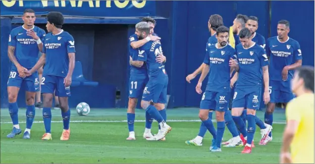  ??  ?? Los jugadores del Sevilla celebran el 2-2 logrado por Munir, al que se abraza Banega.