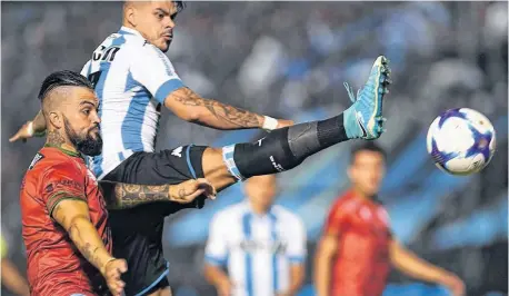  ?? TÉLAM ?? El pie extendido de Gustavo Bou llegará antes a la pelota que la intención de Gastón Aguirre por evitarlo.