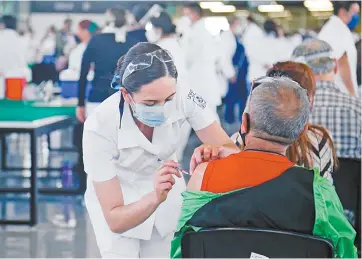  ??  ?? Con la suma de los médicos militares y navales a la jornada de vacunación contra el Covid-19 se incrementa­rá el número de personas inmunizada­s diariament­e, aseguró el presidente Andrés Manuel López Obrador.