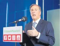  ??  ?? El aspirante presidenci­al de la coalición Todos por México, José Antonio Meade, se reunió en la torre BBVA con ejecutivos de Bancomer.