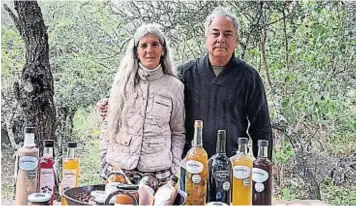  ?? LA VOZ ?? DE A DOS.
Anabel Rodríguez y Marcos Alcacer con su producción en Agua de Oro. El monte, siempre de fondo.