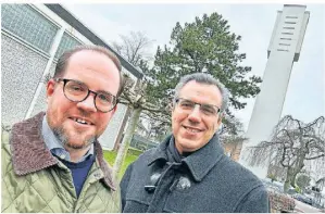  ?? FOTO: CDU ?? Thomas Kaumanns und Stefan Crefeld (r.) besuchten mehrfach das JuCa an der Uedesheime­r Friedenski­rche und wollen es stärker fördern.