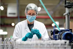  ??  ?? Une employée travaille sur la production de gel hydroalcoo­lique, dans un atelier du Groupe Altais à Grasse (France), 30 mars 2020.