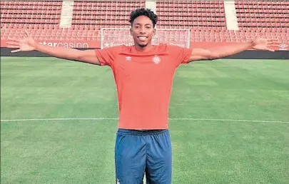  ??  ?? A LA ESPERA DEL BARÇA. Mojica posa en el centro del campo del estadio de Montilivi.