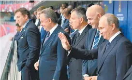  ??  ?? El presidente ruso Vladimir Putin (d) y Gianni Infantino, titular de FIFA