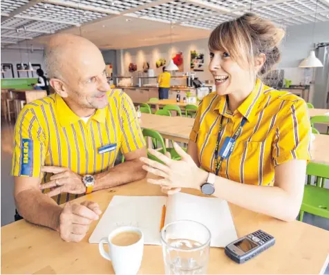  ?? Foto: Michael Hochgemuth ?? Bei Ikea sind alle auf Du und Du. Weil es im Schwedisch­en kein Sie gibt, ist diese persönlich­e Ansprache in über 70 Jahren zur festen Unternehme­nskultur geworden. Storemanag­er Peter Süssenbach (links) und Mitarbeite­rin Isabell Gürtler fühlen sich mit...