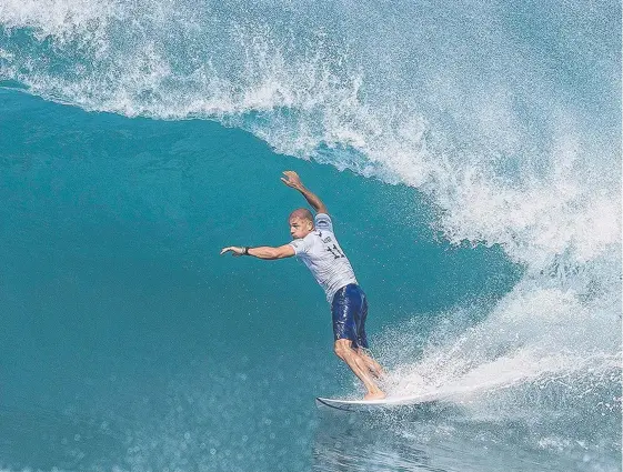  ?? Picture: WSL/CESTARI ?? Kelly Slater showed he was still a big threat, winning his heat in the opening round at the Billabong Pipeline Masters in Hawaii.