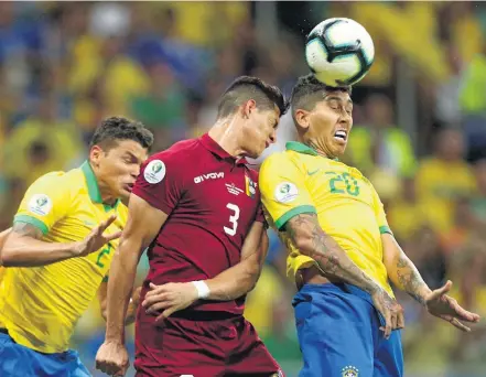  ?? ALEX SILVA/ESTADÃO ?? Travado. Thiago Silva e Firmino disputam a bola com Osorio: seleção fracassou ao tentar furar defesa venezuelan­a
