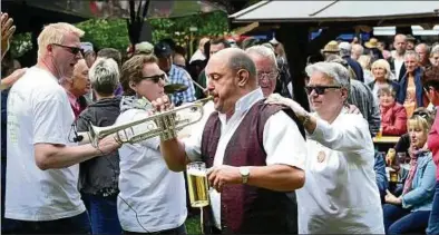  ??  ?? Stimmungsk­anone Jürgen Ludloff von den „Original Thüringer Oldies“zog mit seinen Musikern die Gäste auf dem Grillplatz des Kammerfors­tes in seine Bann und lud zur Polonaise ein. Fotos: Jens König