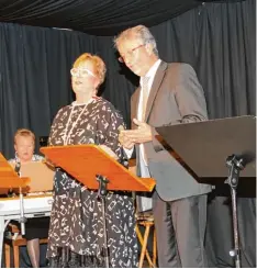  ?? Fotos: Doris Bednarz ?? Brigitte Clemens und Dieter Eibl sangen von Liebe und Versuchung aus der Oper „Cosi fan tutte“von Mozart.