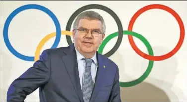  ??  ?? Thomas Bach, presidente del Comité Olímpico Internacio­nal (COI), posa delante de los aros olímpicos.
