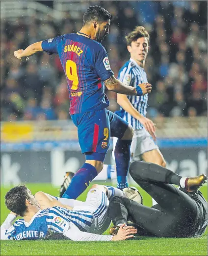  ?? FOTO: PEP MORATA ?? Luis Suárez contribuyó a darle la vuelta al marcador en Anoeta Su participac­ión facilitó la remontada del Barça