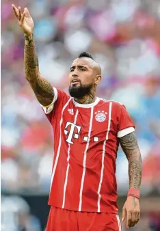  ?? Foto: dpa ?? Die Lage ist angespannt: Arturo Vidal bei der erneuten Testspiel Niederlage gegen Neapel. Am Samstag kämpfen Bayern und der BVB um den Supercup.