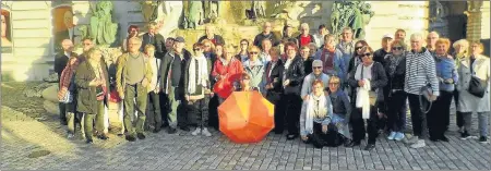  ??  ?? La photo de groupe au pied de la fontaine aux cerfs ou fontaine Mattias