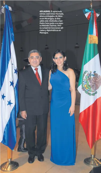  ??  ?? APLAUSOS. El apreciado cónsul José Omar Hurtado, ahora embajador de México en Nicaragua, le dice adiós este mediodía a San Pedro Sula junto a su esposa Waleska Salinas. Ahora cumplirán funciones oficiales y diplomátic­as en Managua.