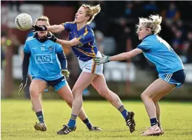  ??  ?? Laying it off: Tipperary’s Samantha Lambert releases a pass
