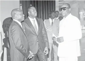  ??  ?? GNASSINGBE bertemu rakan sejawatan dari Guinea Bissau Jose Mario Vaz (kiri) dan Conde (kanan) selepas bermesyuar­at di istana presiden di Conakry, Jumaat lalu. — Gambar AFP