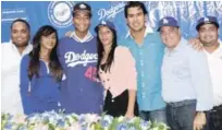  ??  ?? Jerming Rosario figura con varios miembros de su familia, así como con Franklin y Junior Ferreras minutos después de producirse su firma con los Dodgers de los Angeles.