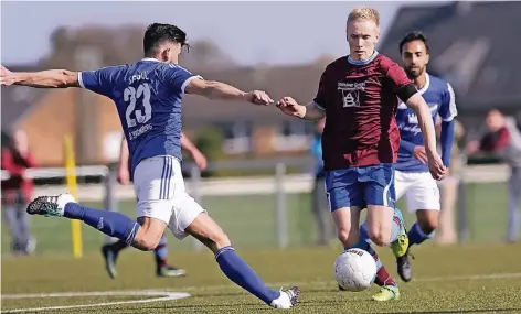  ?? FOTO: LINDEKAMP ?? Der SV Vrasselt – hier Nils Rütjes am Ball – erwartet morgen Bezirkslig­a-Neuling TuB Bocholt.