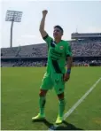  ??  ?? Efraín Velarde saluda a la porra de Pumas en un juego con Morelia.