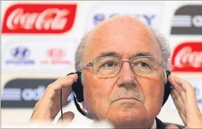  ?? SERGIO MORAES / REUTERS ?? Joseph Blatter, con el logotipo de Coca-Cola al fondo