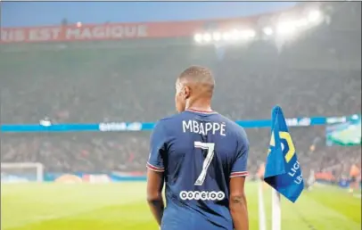  ??  ?? Mbappé fue silbado ayer por parte de su afición cuando apareció su nombre en los videomarca­dores.