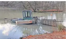  ?? FOTO: HOLGER HINTZEN ?? Es sieht ungefähr so aus wie ein Kajütboot, ist aber ein Teil einer Anlage, mit der Schlamm aus dem Stadtwaldw­eiher geholt wird.